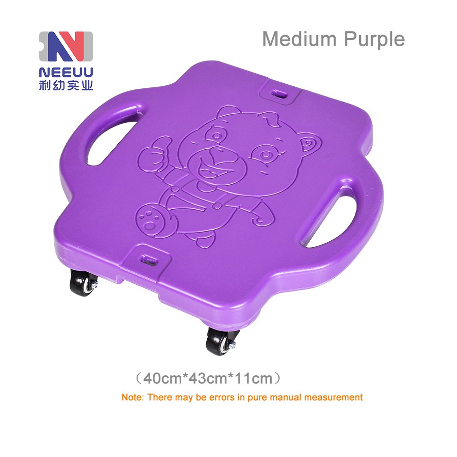 Lapset istuvat skootterilauta